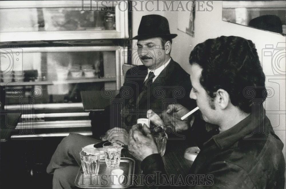 Press Photo George And His Canary Cafe Owner Mertis With Bird Inside - Historic Images