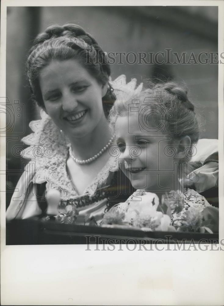 Press Photo The niece of mayor Bezold with one of her children.Re-enactment - Historic Images