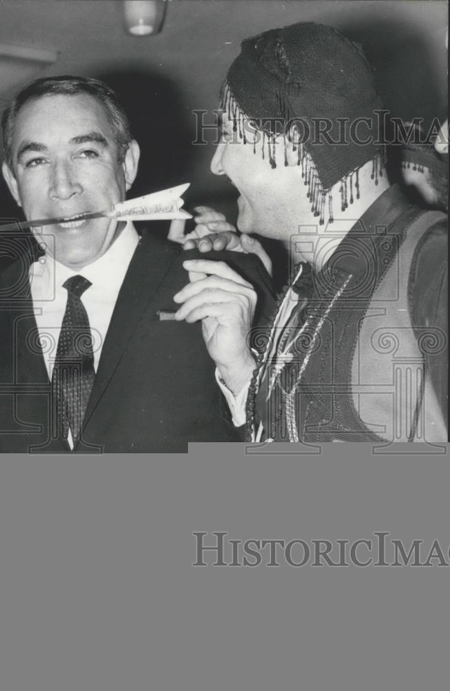 1965 Press Photo Anthony Quinn with Arrow Between Teeth - Historic Images