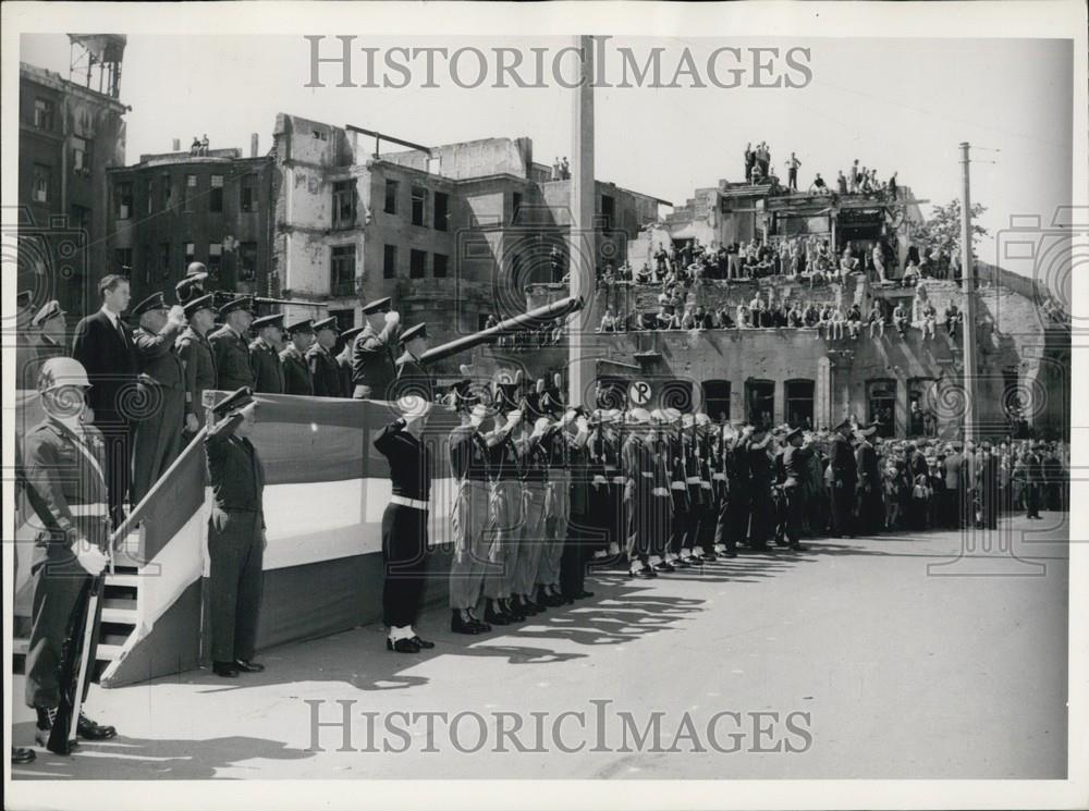 1953 Press Photo The Command General Nuremberg Military Post inspects the parade - Historic Images