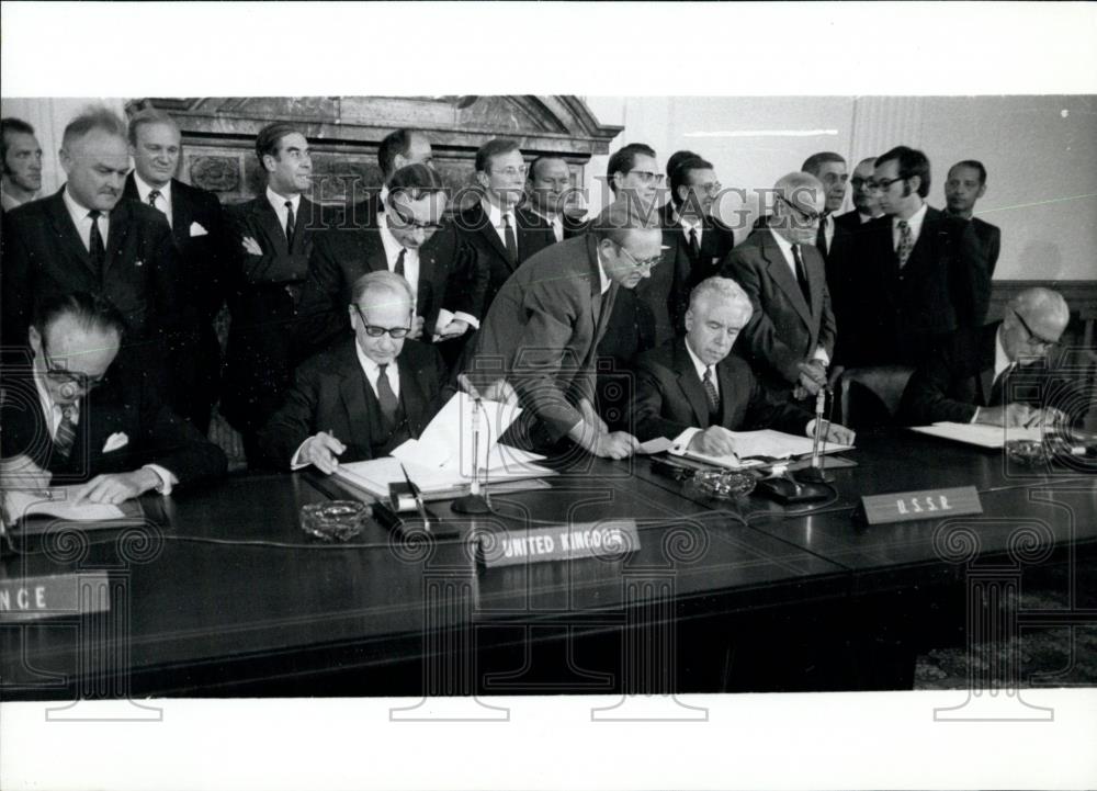 1971 Press Photo Signature of the Berlin-Papers allows East Berlin to visit West - Historic Images