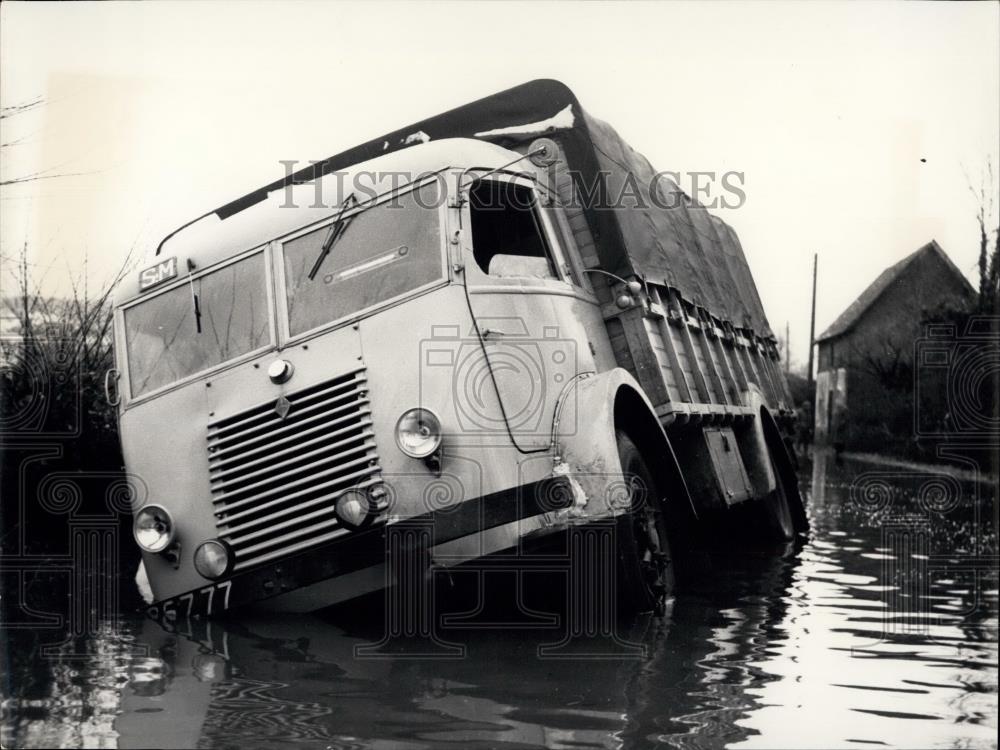 1958 Press Photo Floods in Normandy Truck Abandoned On Highway Near Deauville - Historic Images