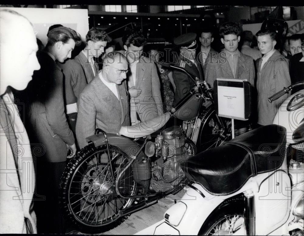 1956 Press Photo Leipzig fair new developed racing-machine. - Historic Images