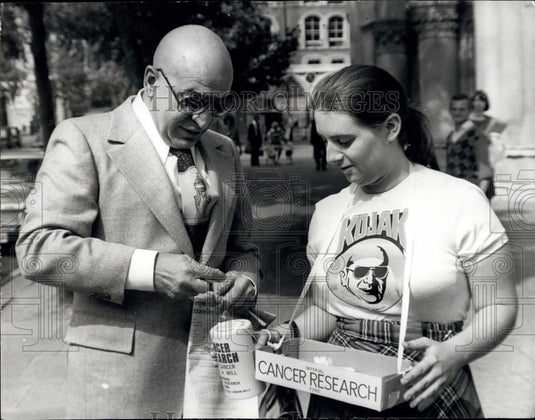 1976 Press Photo Actor Telly Savalas Says He Was Libeled By Newspaper Article - Historic Images