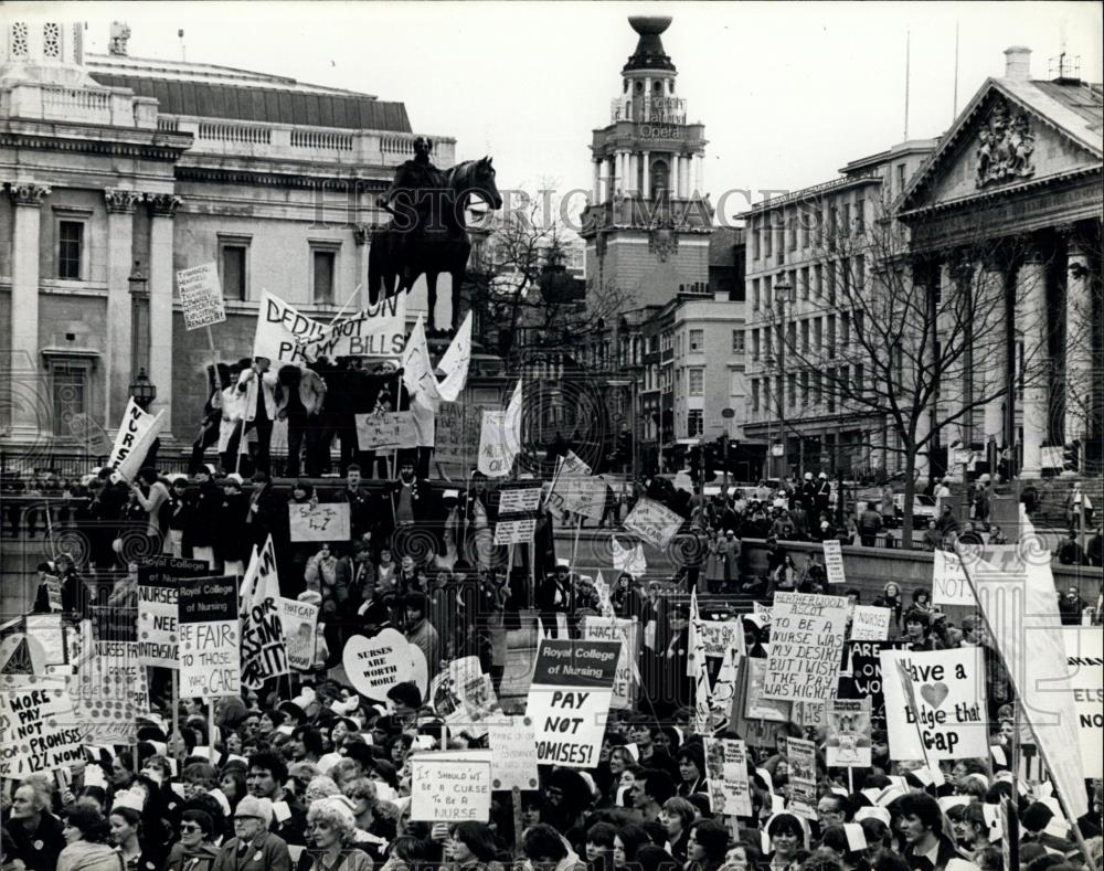 Press Photo More than 4,000 nurses marcher in London Trafalgar Square - Historic Images