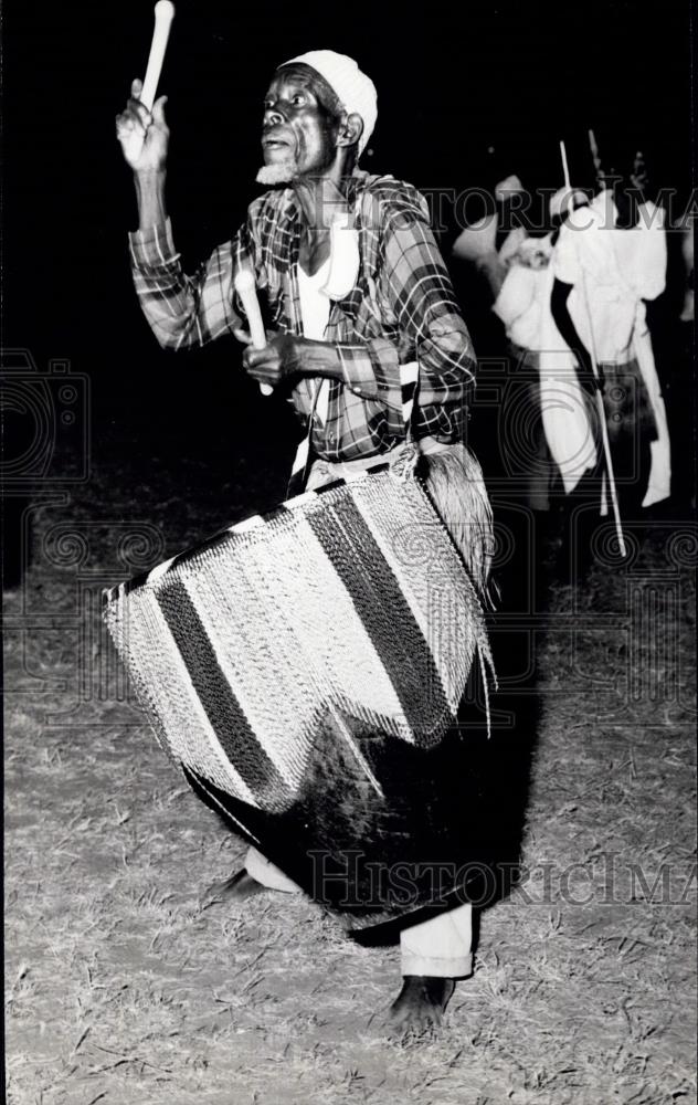 Press Photo A Tanzanian Plays His Drum in the Street For All To Hear - Historic Images