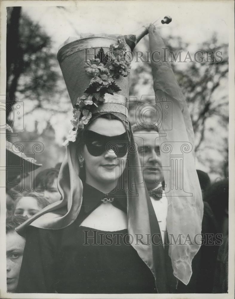 Press Photo Easter Bonnet Parade in Hyde Park - Historic Images