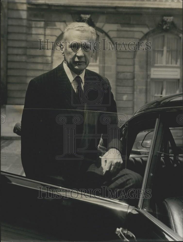 1968 Press Photo Couve de Murville Leaves Council Meeting - Historic Images