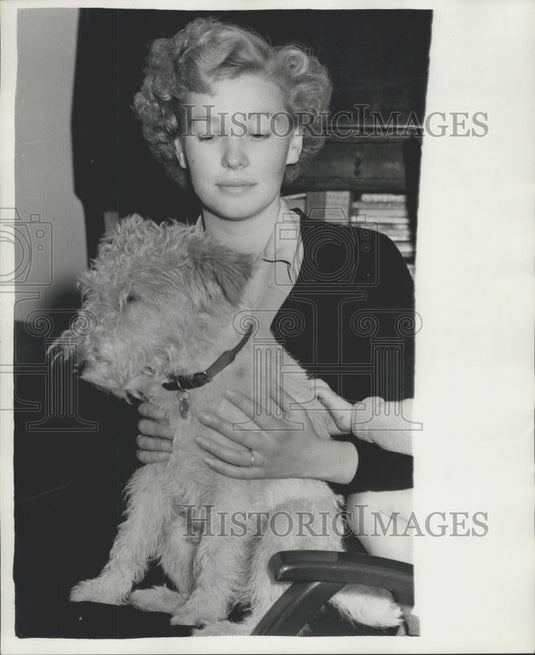 1956 Press Photo "Widow" of "Drowned" Vicar - Historic Images