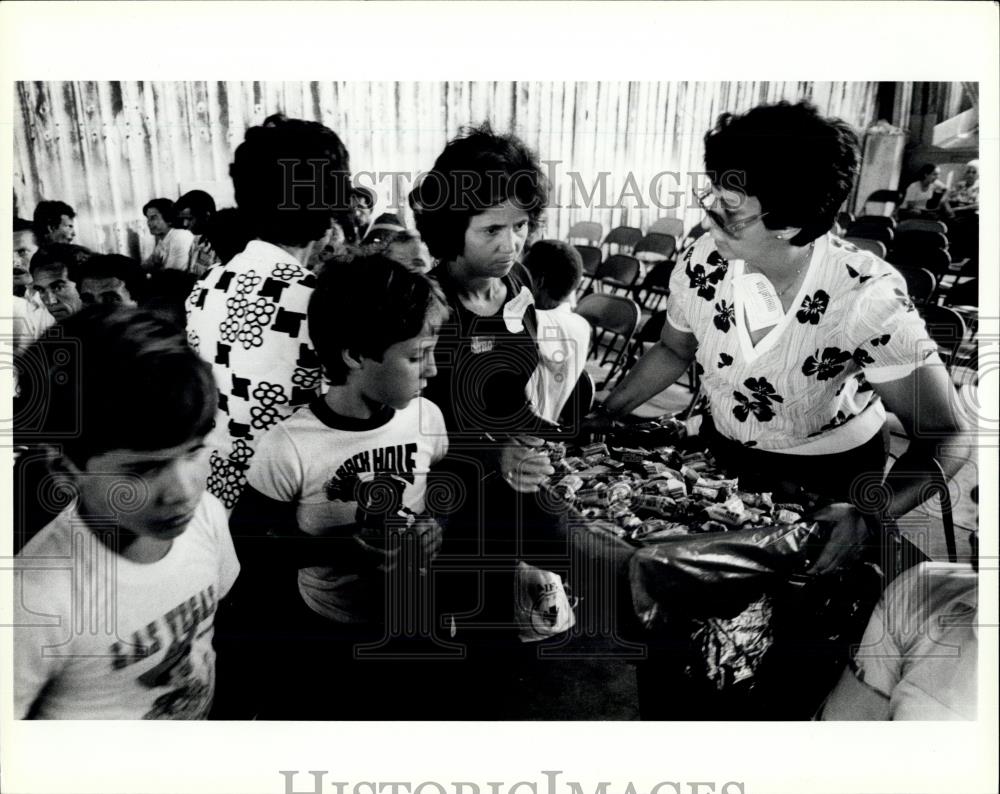 Press Photo Adult and Young Cuban refugees - Historic Images