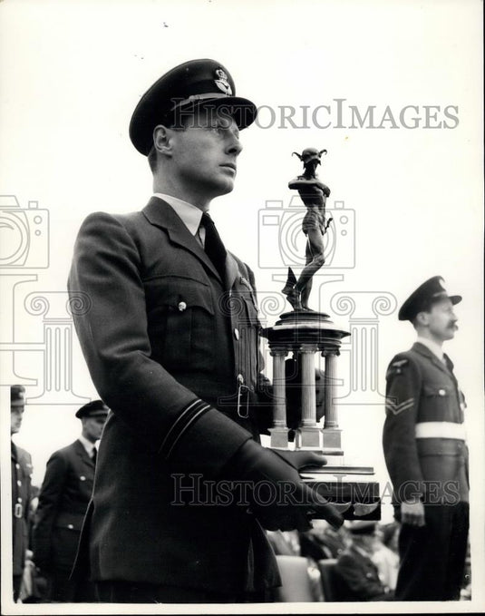 1954 Press Photo Sir Winston Churchill Presents trophy - Historic Images