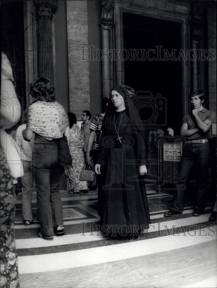 1971 Press Photo Nuns Checking Vatican Dress - Historic Images