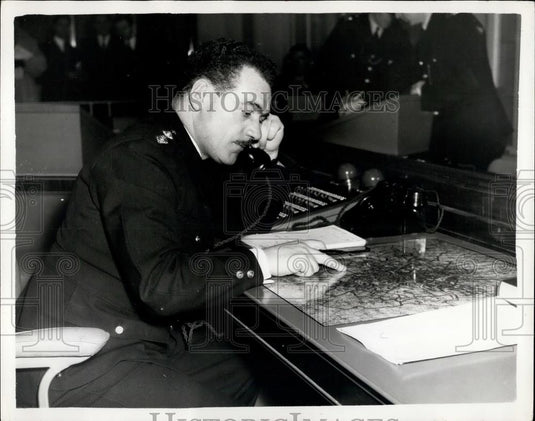 1956 Press Photo Scotland Yard New Information Room Man Operating Map - Historic Images