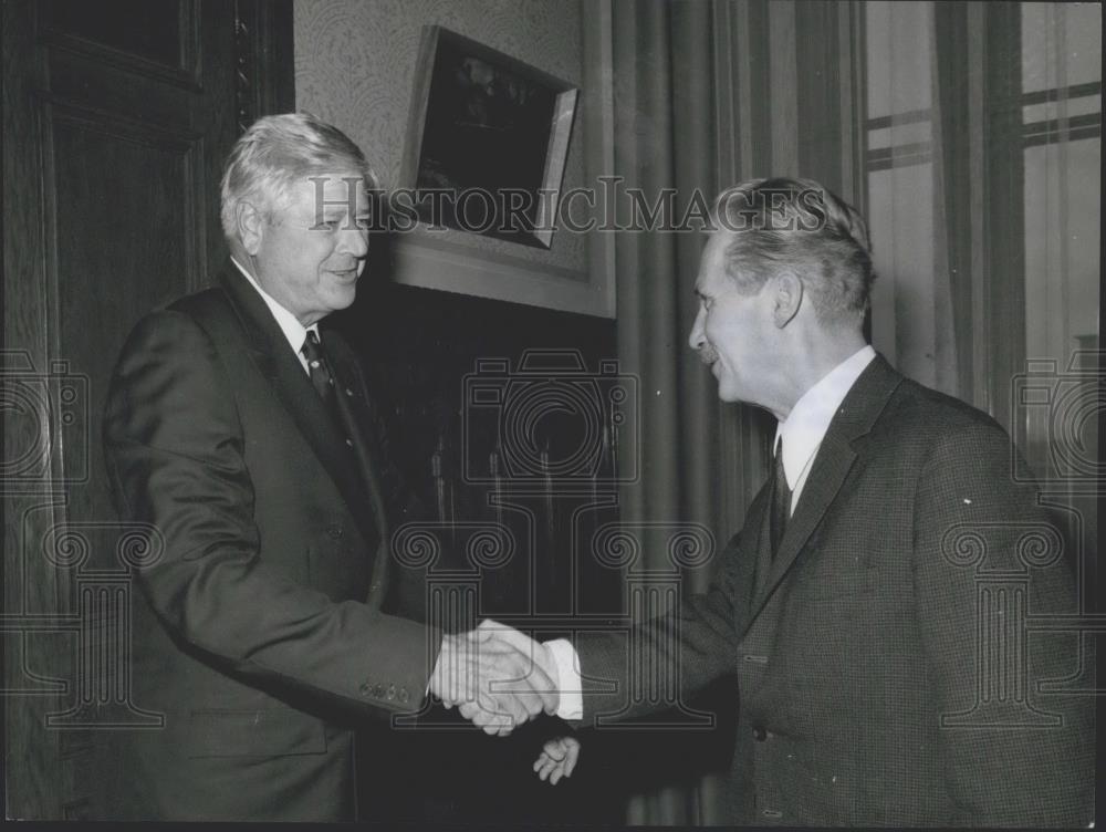 1975 Press Photo US Secretary Of Commerce On A Visit In Hungary Budapest - Historic Images