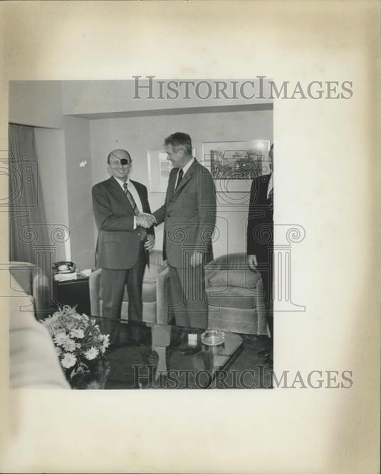 1977 Press Photo Moshe Dayan & Cyrus Vance at the US Mission to the Union. - Historic Images