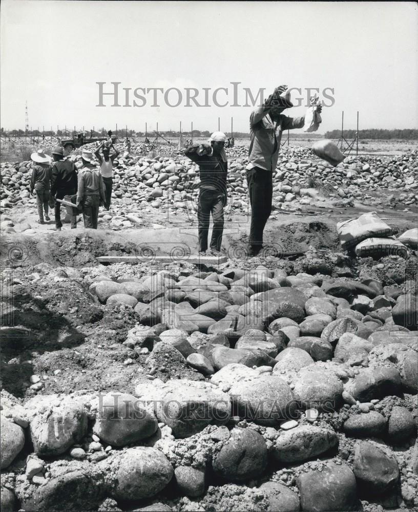 Press Photo Dryed out rocky field - Historic Images