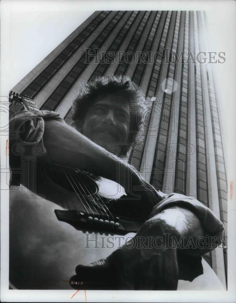 1971 Press Photo Dustin Hoffman in Who is Harry Kellerman - cvp23952 - Historic Images