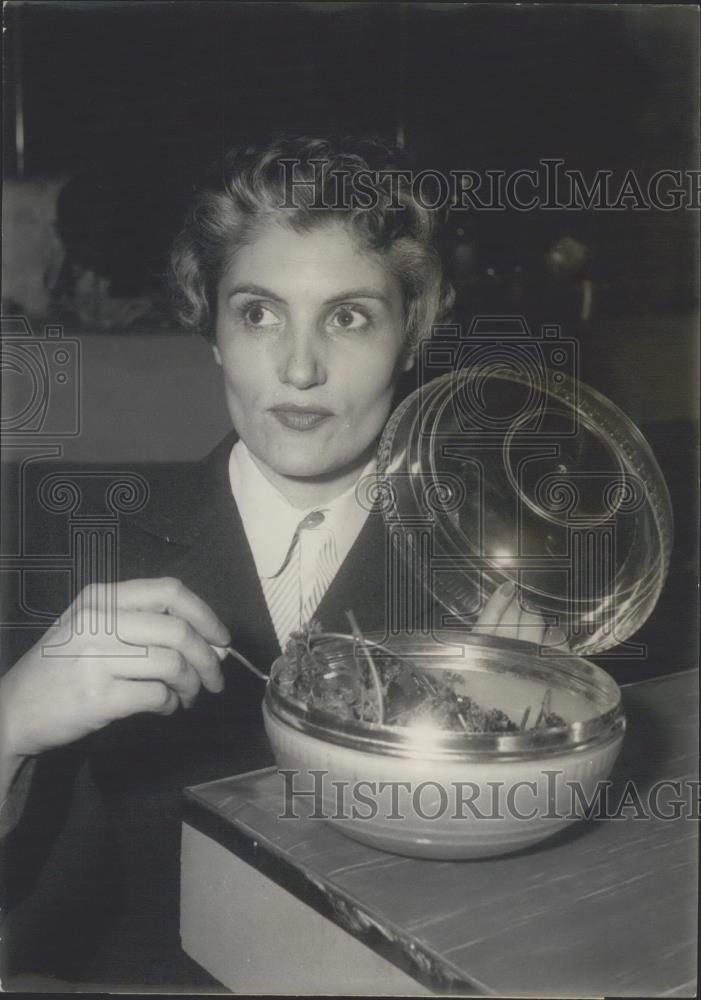 Press Photo A basket for washing and dressing salads - Historic Images