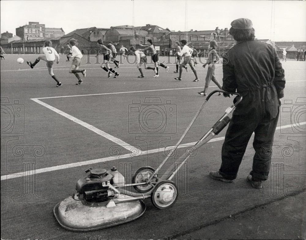 1971 Press Photo Europe&#39;s first Full-size Synthetic turf Soccer Pitch - - Historic Images