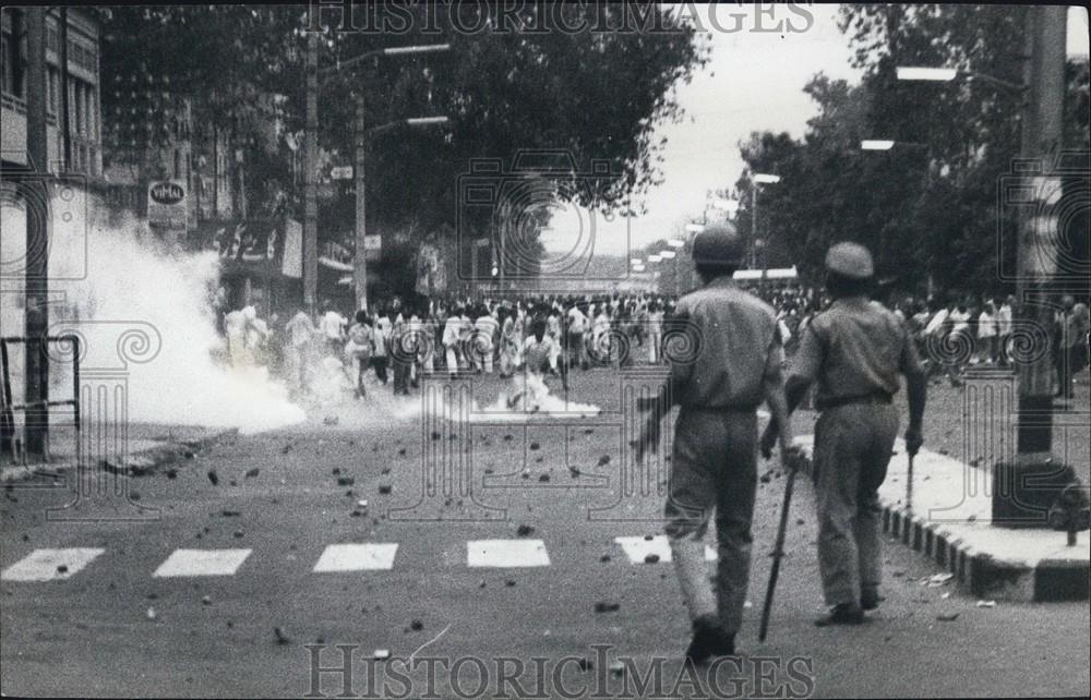 1973 Press Photo Riot In Karol Begh Police Firing Tear Gas Shells - Historic Images