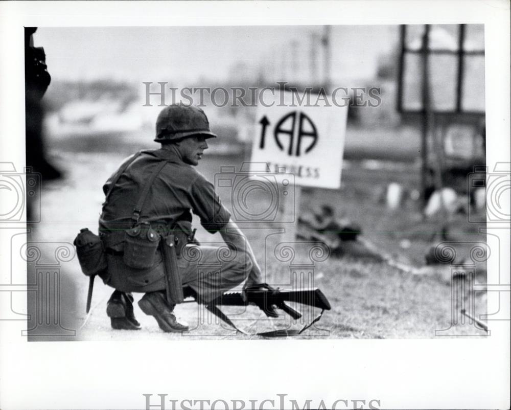 1965 Press Photo U.S. Soldier Hitting The Dirt After Sniper Fire - Historic Images