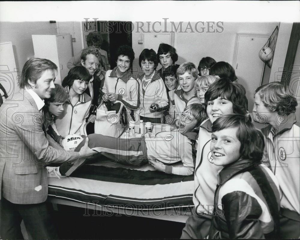 Press Photo Boys Crowd Around Friend As His Knee Gets Treated In London Bath Hse - Historic Images