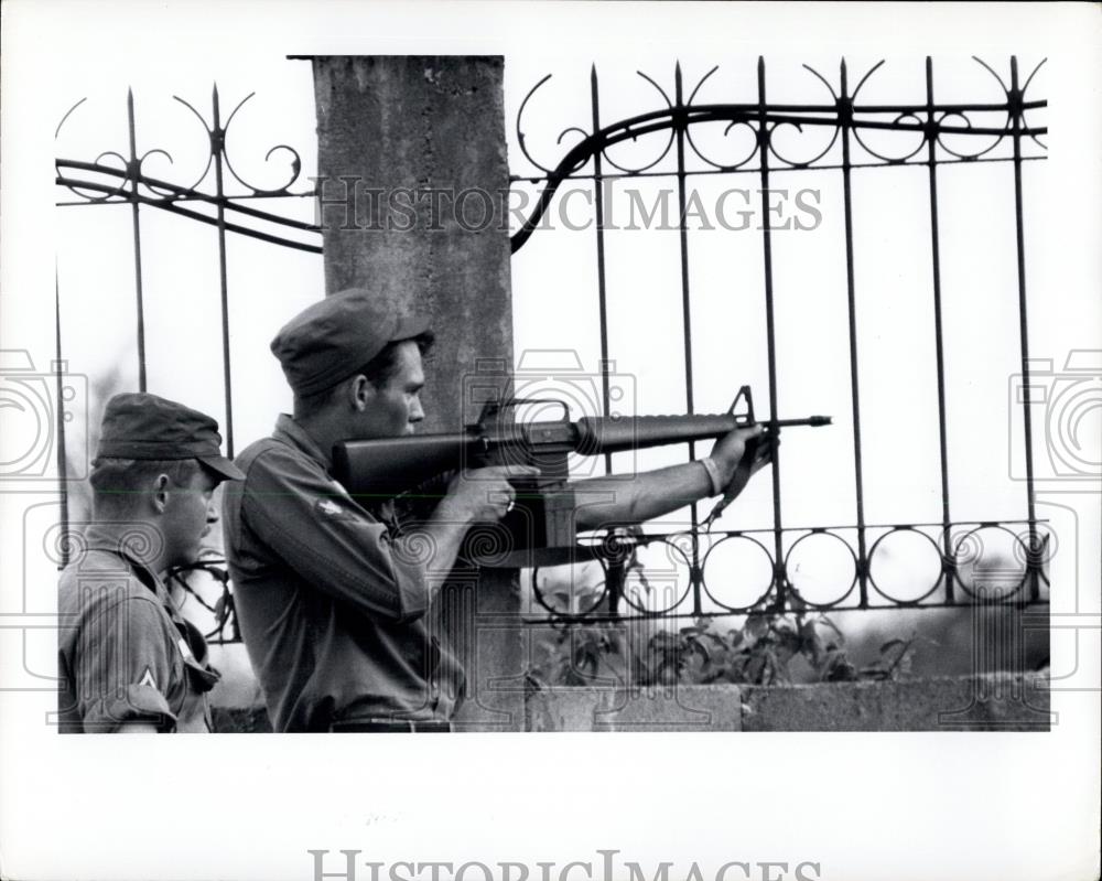 1965 Press Photo Us Soldier Returning Fire After Sniper Fire - Historic Images