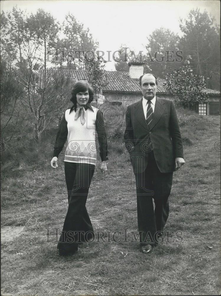 1974 Press Photo, Mitterrand & Wife on Pascal Weekend - Historic Images