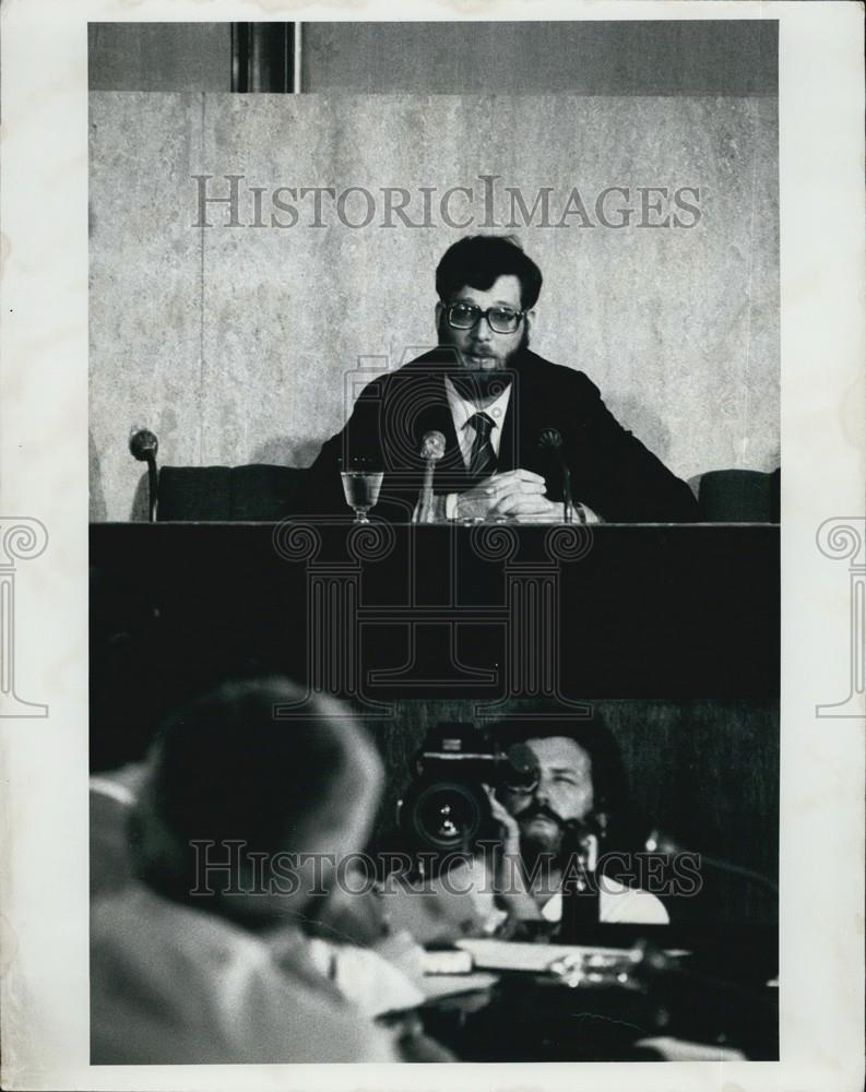 Press Photo A Leader Addresses His Audience While A Photographer Takes Pictures - Historic Images