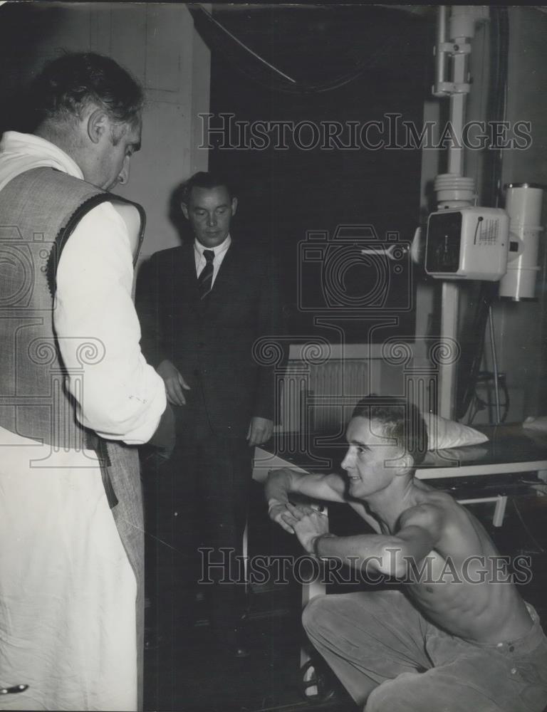 1963 Press Photo Gordon Pirie Undergoes Testing By Famous German Doctor - Historic Images