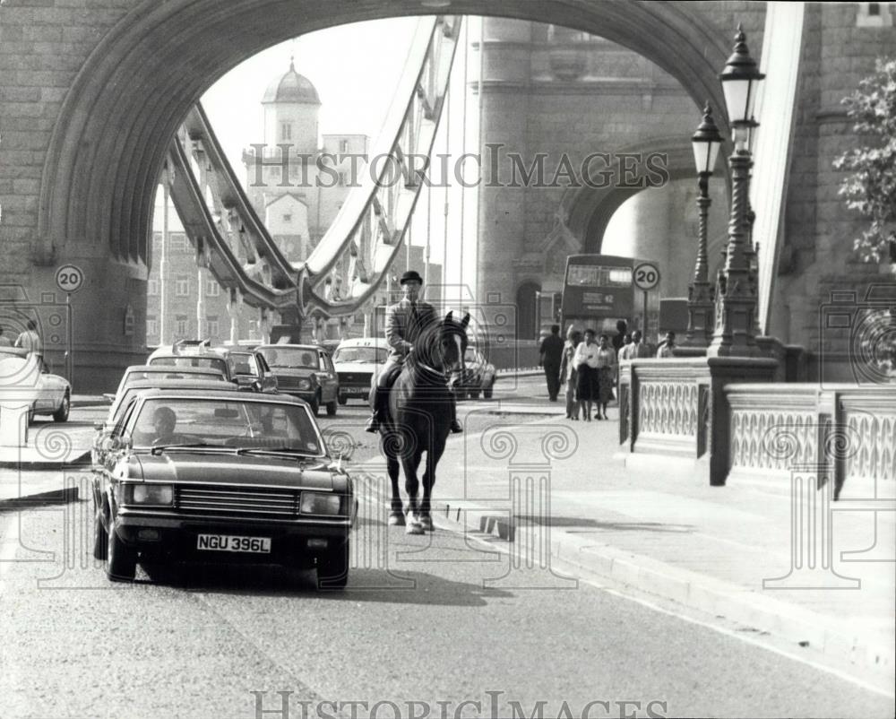 Press Photo Bill Young Riding Horse To Work, Tower Bridge, London - Historic Images