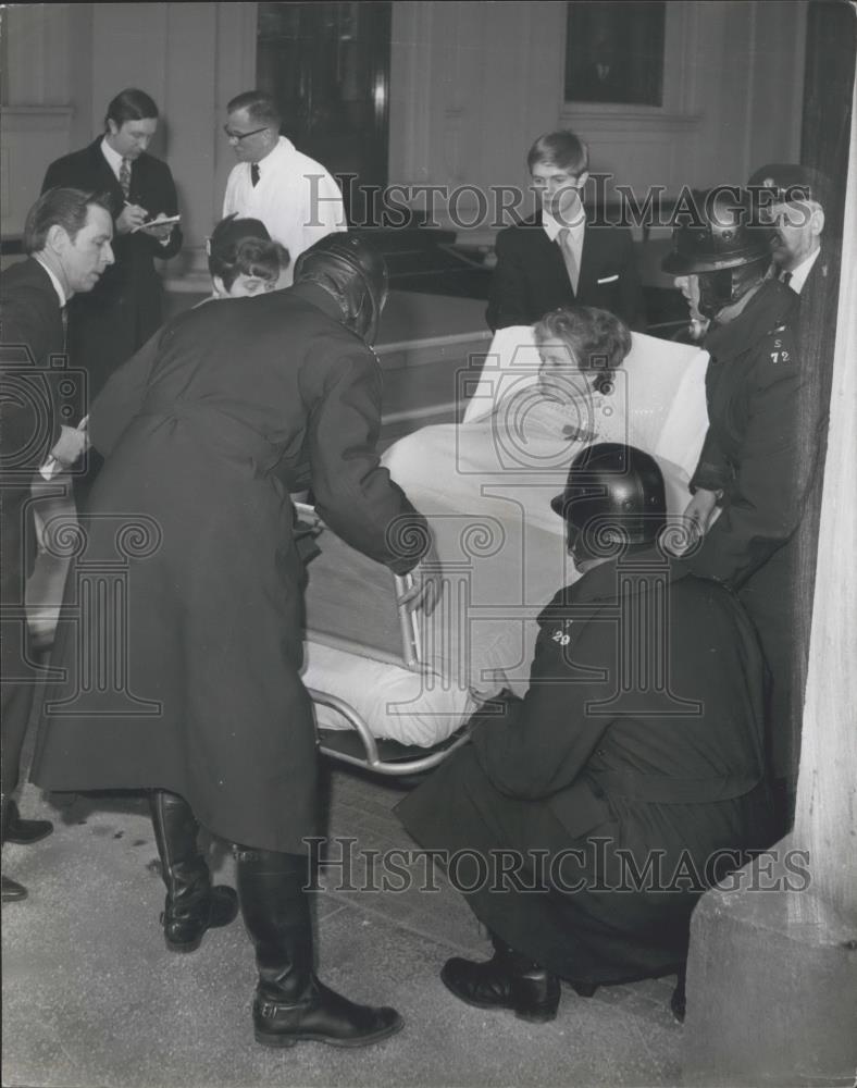 Press Photo Editor Doris Page, a Polio Victim, arrives at Buckingham Palace - Historic Images