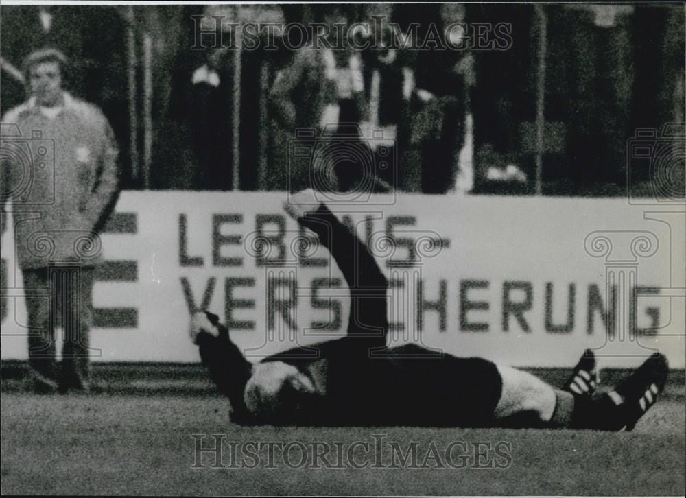 Press Photo Max Klauser Football Referee was set KO - Historic Images