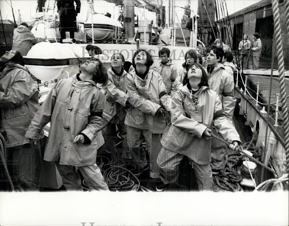 1968 Press Photo The Schooner &quot;Malcolm Miller&quot; sails with a crew of girls - Historic Images