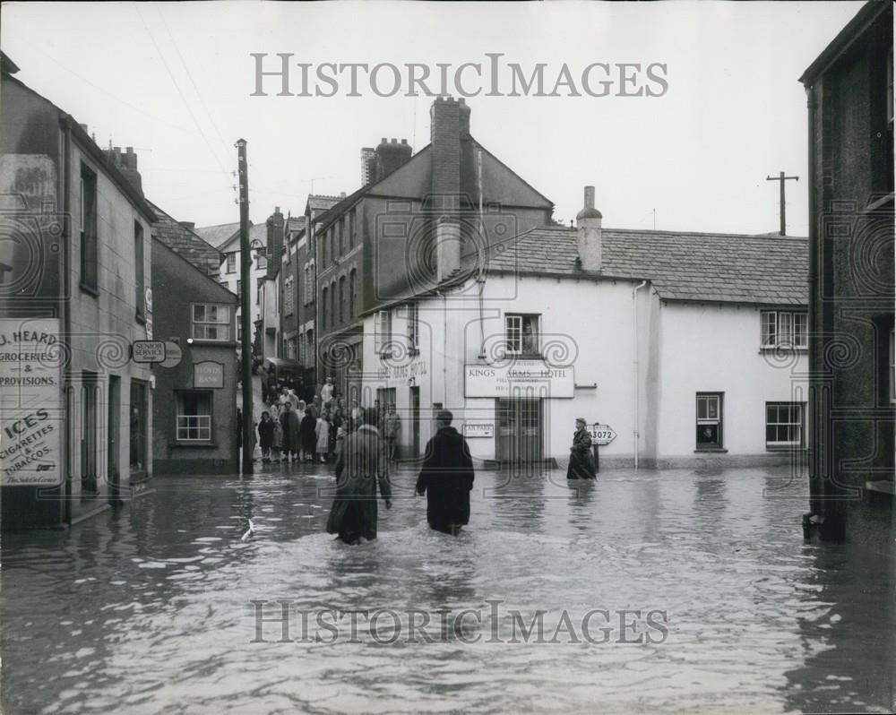 1958 Press Photo Floods Come To Plymouth - Historic Images