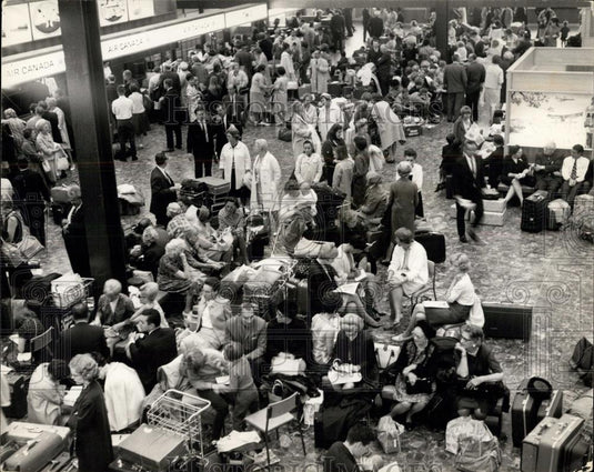 1966 Press Photo crowds of T.W.A passengers wait due to strike - Historic Images