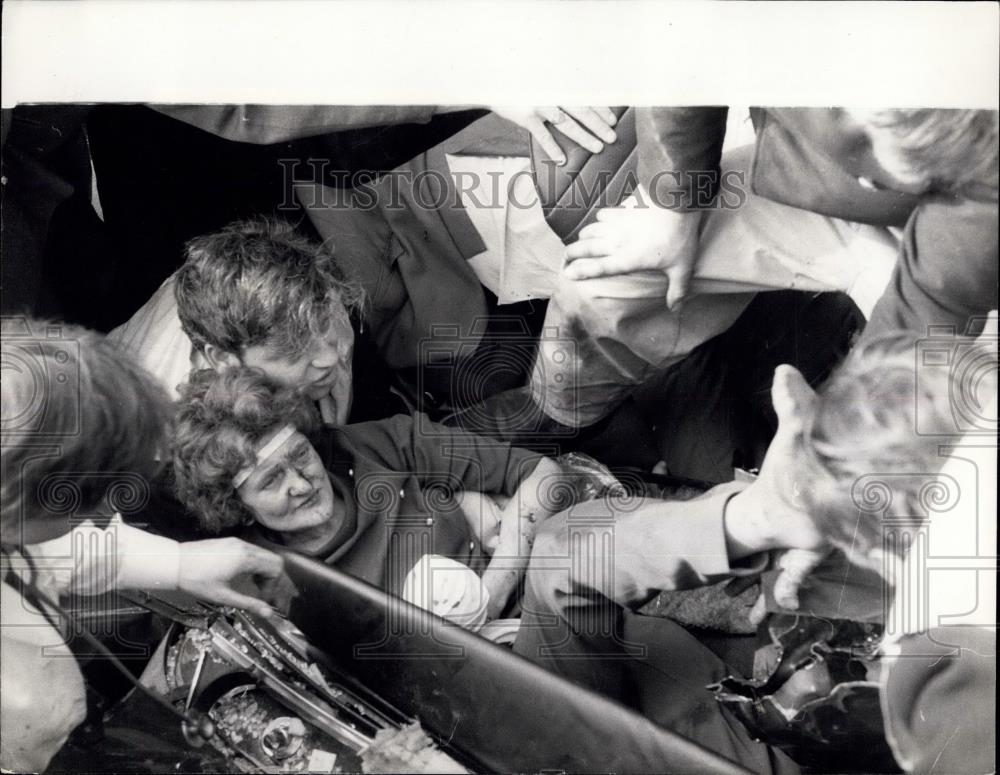 1972 Press Photo Victim pulled from car crash - Historic Images
