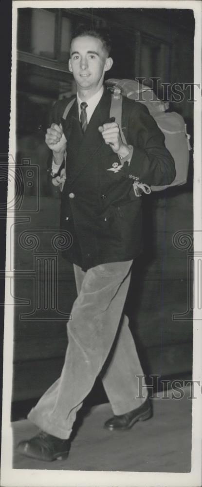 1953 Press Photo Gordon Pirie Leaves For Norway - Historic Images