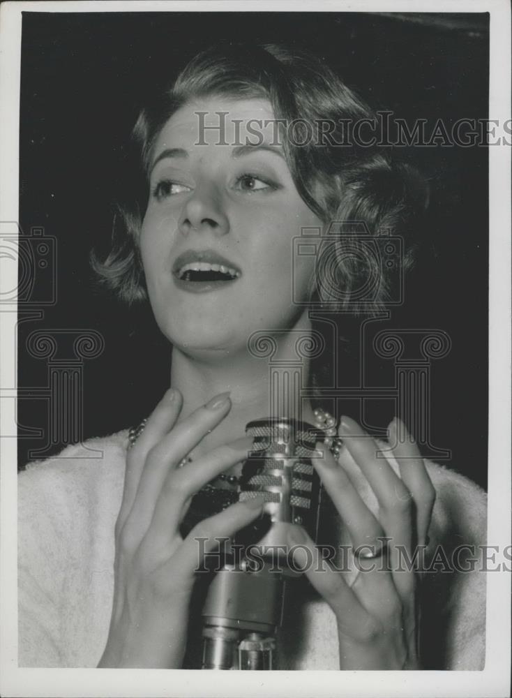Press Photo Wife of Woolworth Heir Sings In London Nightclub - Historic Images
