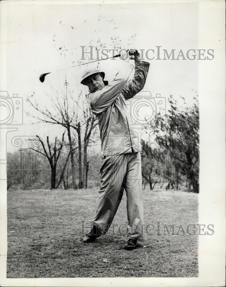 Press Photo Duke of Windsor Plays Golf In the Rain - Historic Images