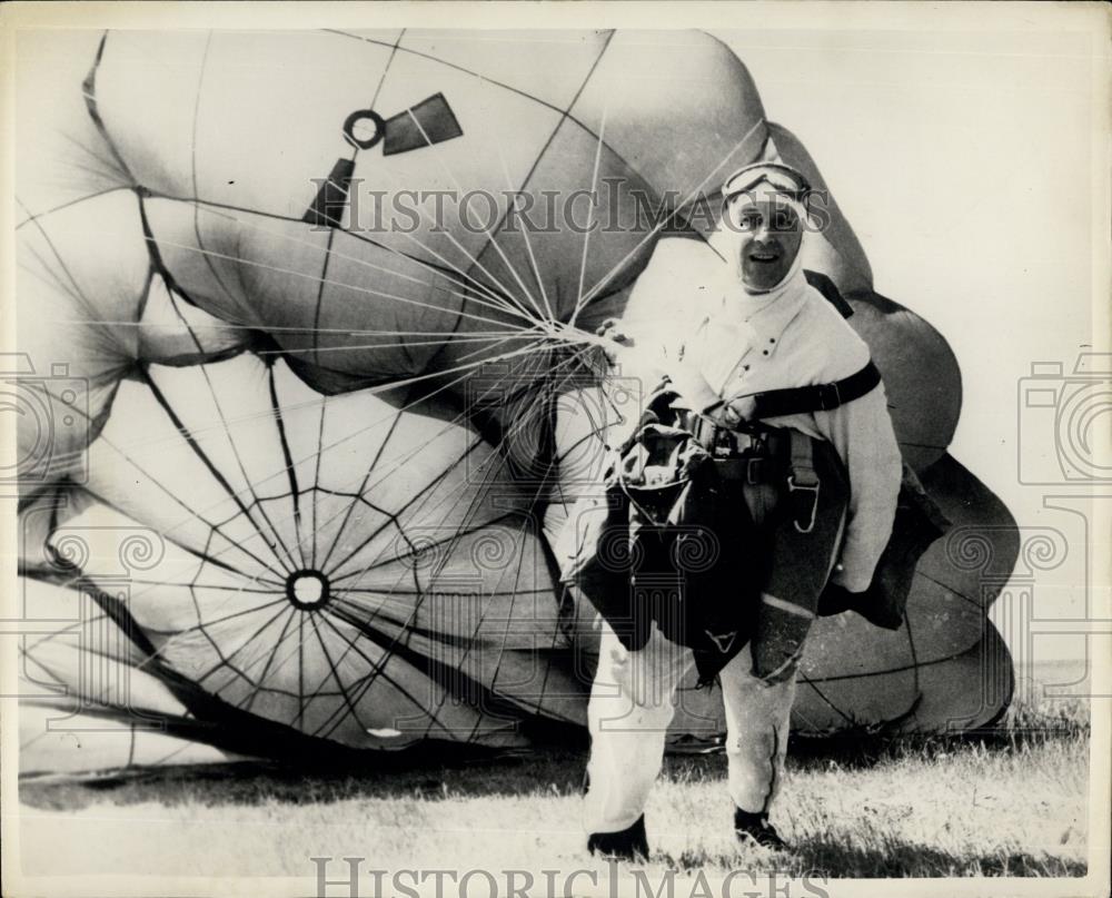 Press Photo French parachutist Rene Vincent - Historic Images