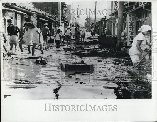 1955 Press Photo Typoon Vera swept Japan - Historic Images