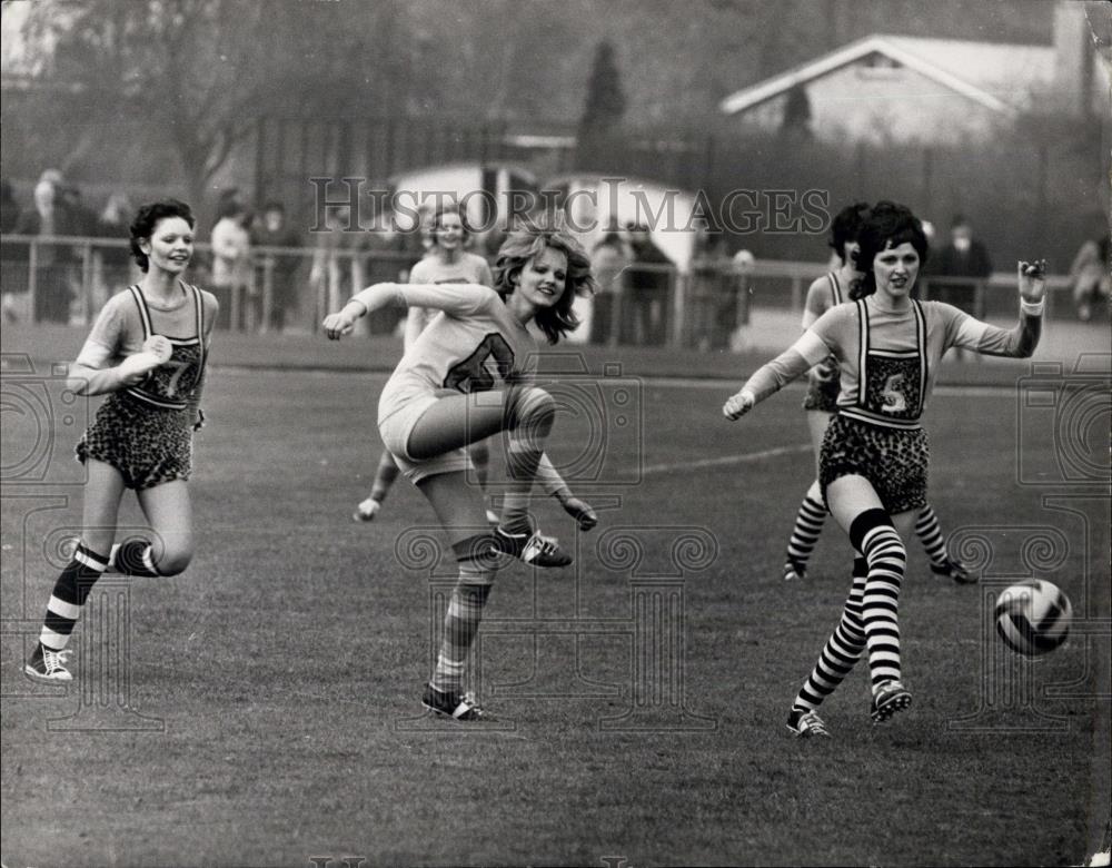 1971 Press Photo Lumley Loavers and the Robinson Ravers,girsl soccer match - Historic Images