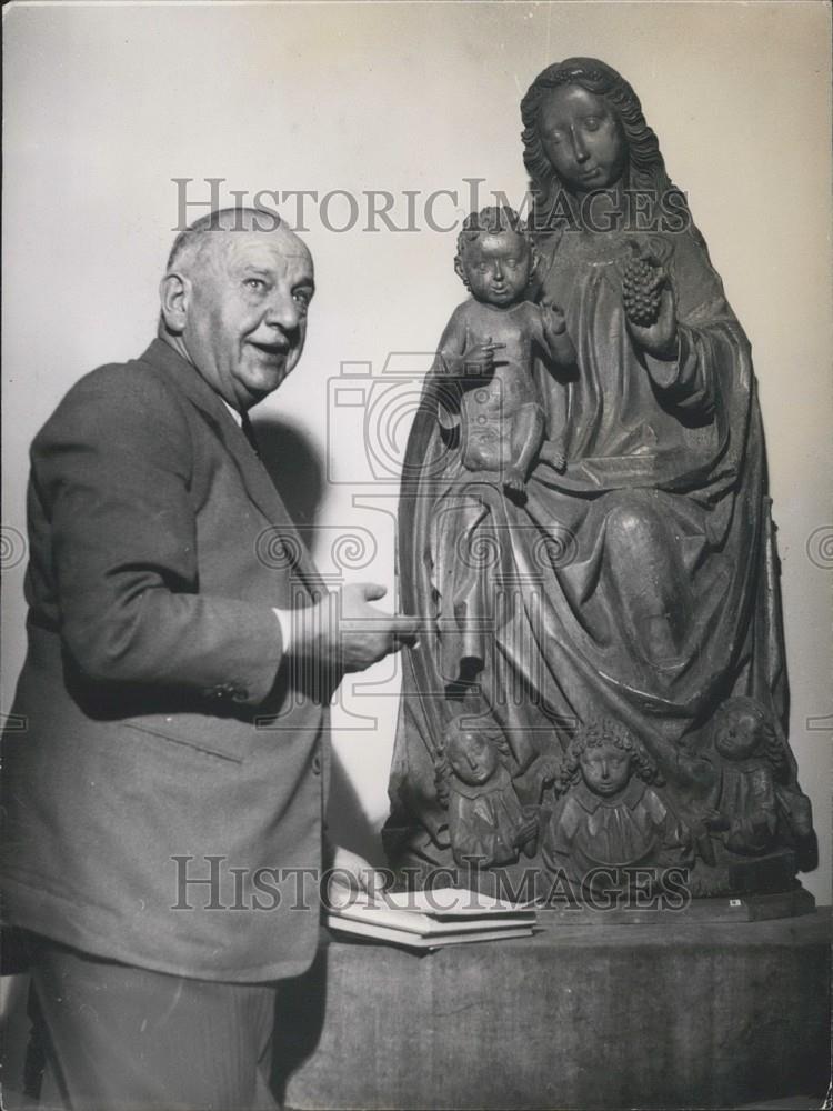 1953 Press Photo Art collector Hubert Wilm with a piece of his collection. - Historic Images