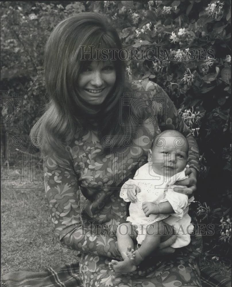 1968 Press Photo Jennie Linden Actress New Baby Son Rupert Garden Home - Historic Images