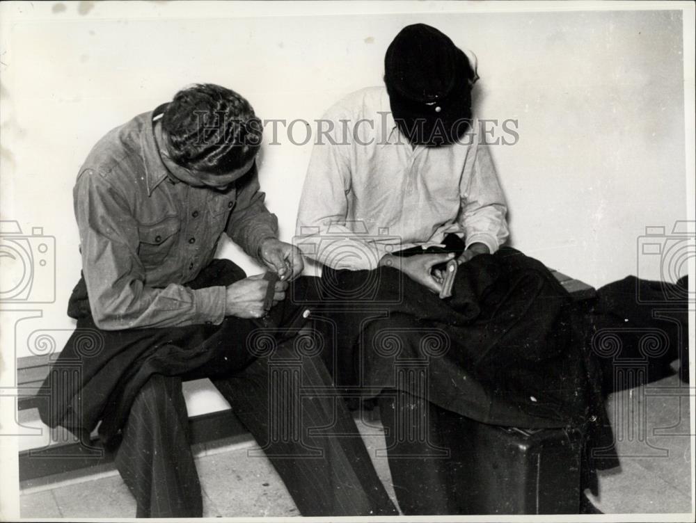 Press Photo Deserters of the &quot;People&#39;s Police&#39;in East Germany see asylum in West - Historic Images