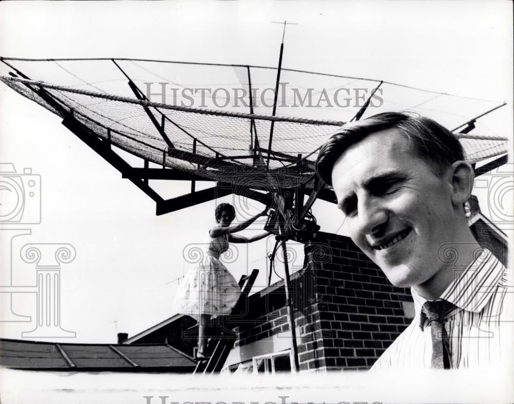 1964 Press Photo Radio Amateur Peter Blair With Aerial Wife Operating - Historic Images