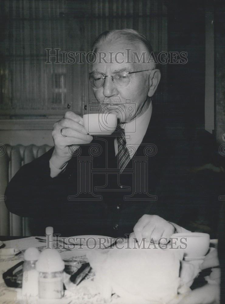 1952 Press Photo Dr. Schach during a trial break in Hamburg. - Historic Images