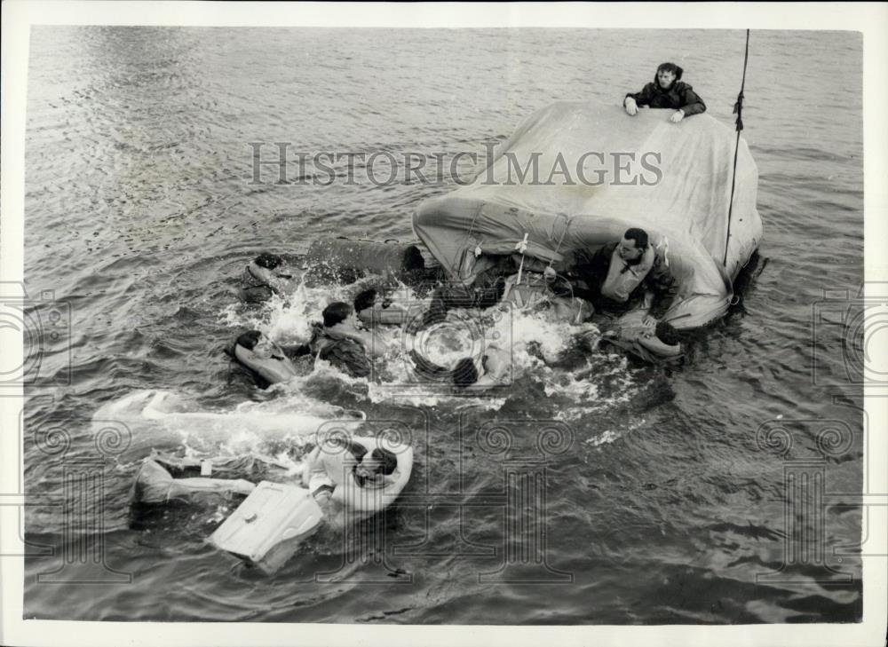 1958 Press Photo Testing Of Hydrostatic Release, Improved Inflatable Life Rafts - Historic Images