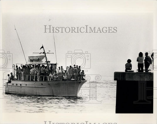 Press Photo Cuban refugees arriving at the naval base at Key West - Historic Images